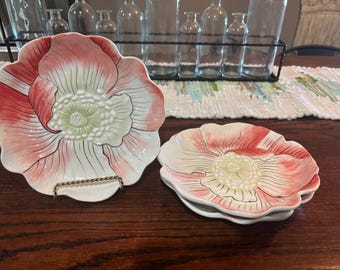 Piatti scolpiti da 8,75” della collezione Hydrangea di Edie Rose Home, disegnati da Rachel Bilson.