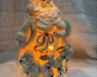 Preciosa figura de Papá Noel iluminada de porcelana bizcochada color crema, de 8,5 a 9 pulgadas de alto.