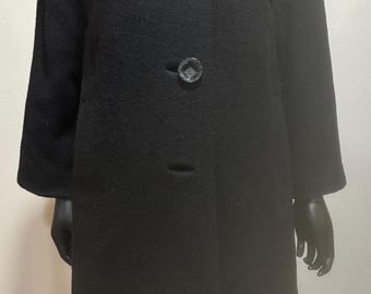 Abrigo largo de lana negro vintage con cuello de piel sintética y forro lateral completo. Mediano.