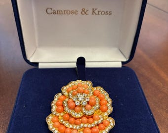 Broche de flores de Jacqueline Kennedy de Camrose & Kross con cristales de Swarovski de cristal coral y engaste chapado en oro de 18 quilates.