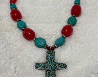 Splendida croce in mosaico turchese con collana di perline di turchese e corallo
