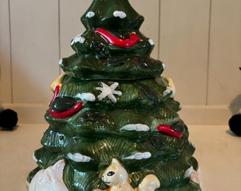 Adorabile barattolo per biscotti in ceramica vintage con albero di Natale e musica, stile villaggio natalizio.