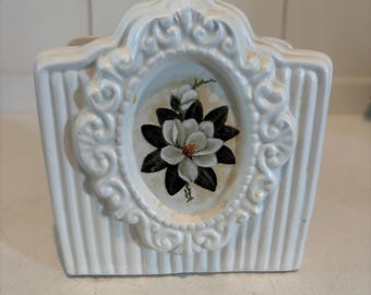 Servilletero vintage Lanerne con diseño de flor de magnolia en 3D color marfil que combina con botes.