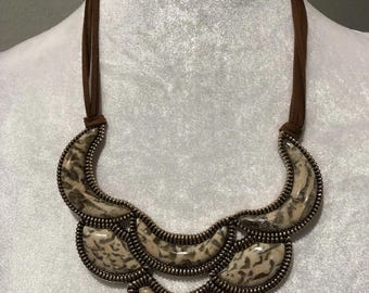 Collar babero llamativo de Studio Barse, de cobre envejecido con piedras de jaspe.