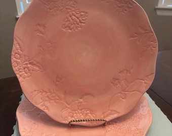 Colección de hortensias Edie Rose Home de Rachel Bilson, plato rosa esculpido de 28 cm (11 pulgadas) x 2