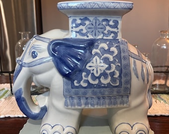 Estatua de elefante grande de cerámica estilo chinoiserie vintage para macetas, color azul y blanco.