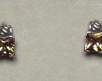 Pendientes de plata de ley 925 con morganita talla princesa y motivo de cable.