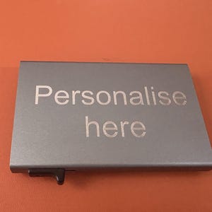 Personalisierter Metallkartenhalter - individuell graviertes Visitenkartenetui | Schlanke Geldbörse | Geschenke für Sie & Ihn | Büro Zubehör | Minimalistisches Geschenk
