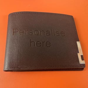 Cartera de piel sintética personalizada para hombre: cartera fina con grabado personalizado / piel vegana / regalo para padrinos de boda / regalo de cumpleaños para él