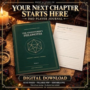 Op de afbeelding: Een donkergroen D&D-spelersjournaal met een gouden lijntekening van een 20-zijdige dobbelsteen op de kaft. De tekst luidt The Adventurer's Fieldnotes, A Record of Extraordinary Things en Character, Campaign, Chronicle. Inclusief een notitiepagina.