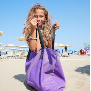 GROSSE STRANDTASCHE | Lila Reisetasche | Wasserdichte Strandtasche | Robuste Sporttasche | Geräumige, extragroße, wasserdichte, handgefertigte Tasche aus Gummigewebe