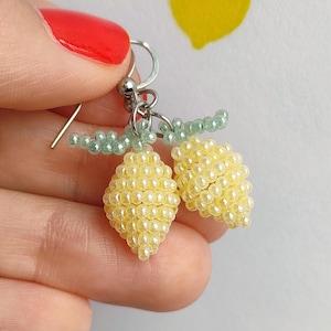 Orecchini di perline a forma di limone: piccoli gioielli di frutta fatti a mano