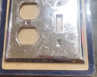 Chromen dubbel stopcontact en enkele schakelaarplaat vintage 1994. Deksel van de wandplaat voor stopcontacten en schakelaar. Plug-in en plaat Hoes voor wandmontage, set van 2 stuks