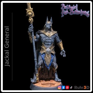 Può includere: Una statuina dettagliata di Jackal General, una figura umanoide con la testa di sciacallo, che tiene un bastone. La figura è principalmente grigia con accenti dorati e blu. Il testo "Jackal General" è sul lato sinistro.