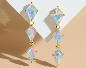 Weißer äthiopischer Opal-Kite-Edelstein-Bolzen-Tropfenohrring, Feuer-natürlicher Opaledelstein-Goldohrring, Opal-Geburtsstein, handgemachtes Schmuckgeschenk