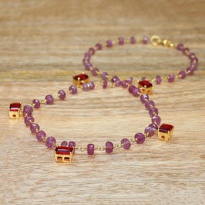 Collar con dije de rubí rectangular tallado envuelto en alambre, collar de cadena de cuentas de rubí chapado en oro, collar de piedras preciosas apilables, regalo para la mejor amiga