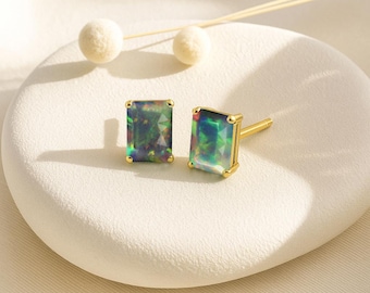 Natürlicher schwarzer Opal Achteck-Edelstein Ohrstecker, äthiopischer Feueropal-Edelstein-Goldohrring, Opal-Geburtsstein, zarter Schmuck, Geschenk für sie