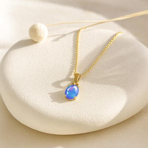 Halsband med ovalt ädelstenshänge i blå eldopal, etiopisk opal i silver, oktobers födelsesten, fina smycken, present till henne
