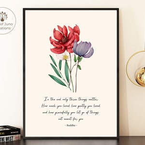 Pode incluir: Uma impressão de arte imprimível com uma ilustração em aquarela de três flores em tons de vermelho, roxo e branco. A impressão apresenta uma citaat de Buda: "No final, apenas três coisas importam. Quanto você amou, quão gentilmente você viveu e quão graciosamente você deixa ir as coisas que não eram destinadas a você."