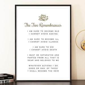 Puede incluir: Un póster imprimible en blanco y negro con un diseño de flor de loto dorada y el texto "The Five Remembrances". El texto debajo del título dice: "Estoy seguro de que me volveré viejo, no puedo evitar el envejecimiento. Estoy seguro de que me enfermaré, no puedo evitar la enfermedad. Estoy seguro de que moriré, no puedo evitar la muerte. Debo ser separado y separado de todo lo que es querido y amado por mí. Cualquier acción que haga, buena o mala, de estas me convertiré en el heredero."