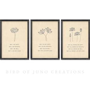 Puede incluir: Juego de tres impresiones artísticas enmarcadas con ilustraciones botánicas y texto inspirador. Cada impresión presenta un diseño floral en blanco y negro y una afirmación diferente. Los marcos son negros y el fondo es de color beige claro.