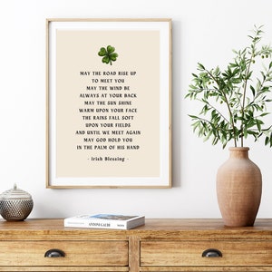 Może przedstawiać: Drukowany plakat z beżowym tłem i czarnym tekstem. Tekst to irlandzkie błogosławieństwo, kt&oacute;re brzmi: "Niech droga wznosi się, by cię spotkać. Niech wiatr zawsze będzie ci w plecy. Niech słońce świeci ciepło na twoją twarz. Deszcz spada łagodnie na twoje pola. I aż do ponownego spotkania. Niech B&oacute;g trzyma cię w dłoni. - Irlandzkie błogosławieństwo"