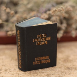 Vintage pocket dictionary Russian to French from 1960