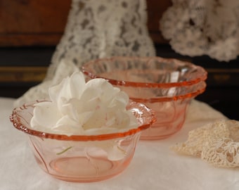 Set of 3 pretty vintage blush pink small pressed glass (depression glass) bowls from the 1950s, European vintage glass bowls