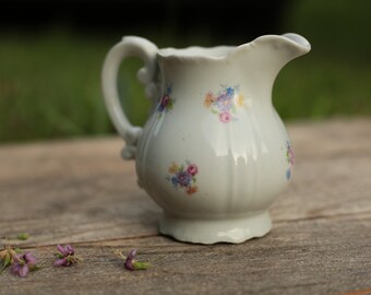 Jarra de crema europea vintage con motivos florales de estilo cottagecore, jarra de crema de porcelana húngara antigua de los años 20.