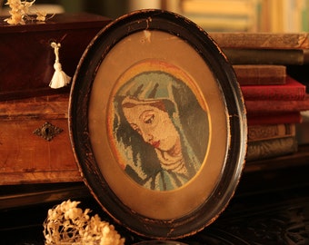 Prachtige antieke kruis gestikte Maagd Maria uit Europa in een prachtig shabby houten ovalen frame - uit begin 20e eeuw