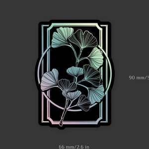 Puede incluir: Pegatina holográfica con una ilustración en blanco y negro de una rama de hoja de ginkgo con un marco decorativo. La pegatina mide 90 mm de alto y 66 mm de ancho.