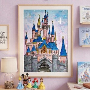 Puede incluir: Pintura a la acuarela de un castillo rosa y azul enmarcada. La obra de arte se exhibe en una pared lila, con figuras y libros de Disney en un estante debajo. Una guirnalda de recortes temáticos de Disney cuelga arriba.