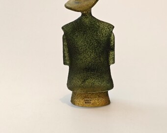 Exklusives schwedisches Design – Laufstegfoto von Kosta Boda, Design von Kjell Engman. Mann mit Poncho