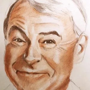 Puede incluir: Retrato a lápiz de un hombre sonriente con piel clara y cabello gris. La obra está firmada "STUART VARNEY" en la parte inferior. El retrato está realizado en tonos marrones, grises y blancos.