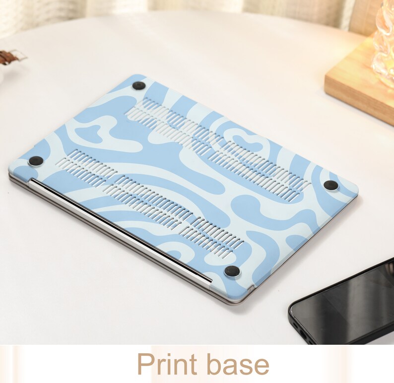 K&ouml;nnte beinhalten: Eine hellblaue Laptop-H&uuml;lle mit einem abstrakten Wirbelmuster in Wei&szlig; und Blau. Die H&uuml;lle hat eine strukturierte Oberfl&auml;che und ist f&uuml;r einen Laptop konzipiert.