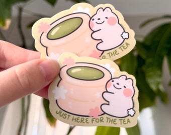 Pegatina "Just Here For Tea Matcha Bunny", vinilo mate para portátil.