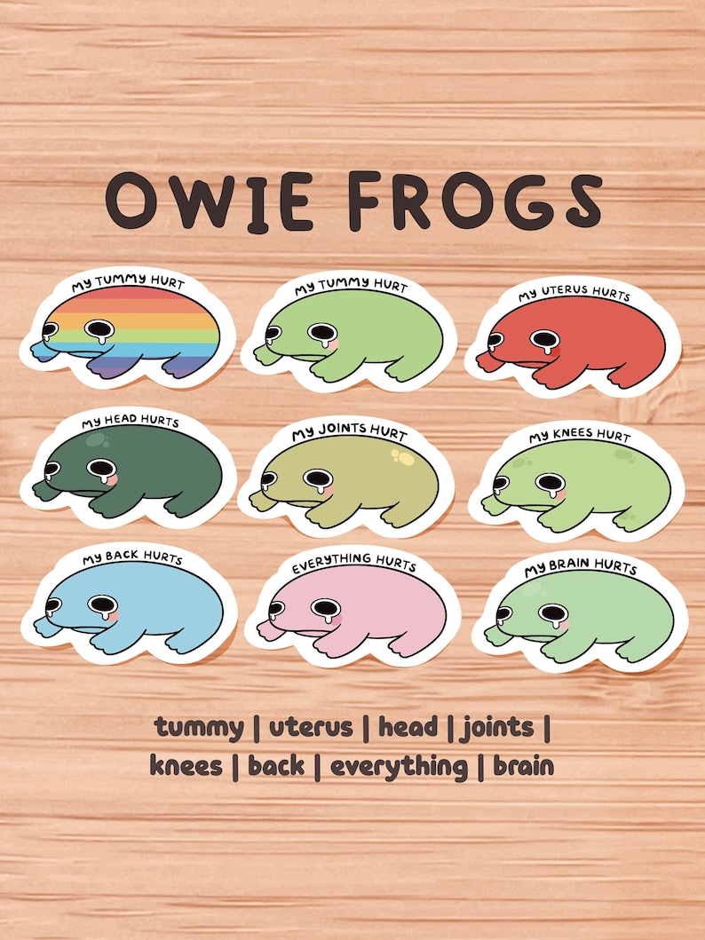 Puede incluir: Conjunto de diez pegatinas de rana con cuerpos y expresiones de diferentes colores. Cada pegatina tiene una frase diferente, como "Me duele la barriga" o "Me duele la cabeza".