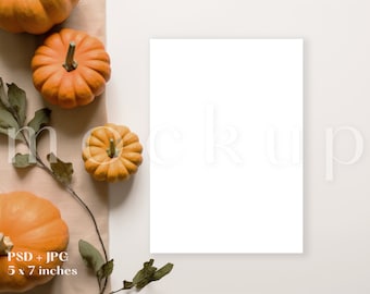 Mockup voor herfstkaarten van 5 x 7 | Mockup Halloween-pompoenkaart | Mockup Halloween-feestuitnodiging