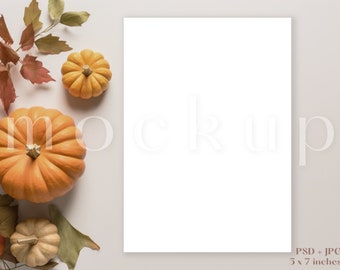 Mockup voor herfstkaarten van 5 x 7 | Mockup Halloween-pompoenkaart | Mockup Halloween-feestuitnodiging