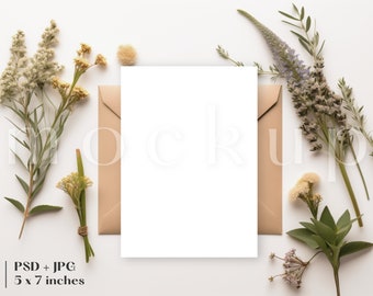 Puede incluir: Una tarjeta blanca en blanco con un sobre marrón, rodeada de flores secas y vegetación sobre un fondo blanco. La tarjeta mide 12,7x17,8 cm.