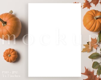 Mockup voor herfstkaarten van 5 x 7 | Mockup Halloween-pompoenkaart | Mockup Halloween-feestuitnodiging