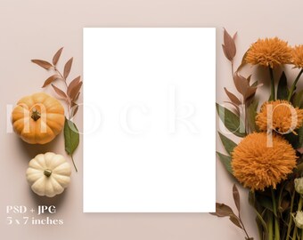 Mockup voor herfstkaarten van 5 x 7 | Mockup Halloween-pompoenkaart | Mockup Halloween-feestuitnodiging
