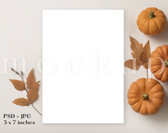 Mockup voor herfstkaarten van 5 x 7 | Mockup Halloween-pompoenkaart | Mockup Halloween-feestuitnodiging