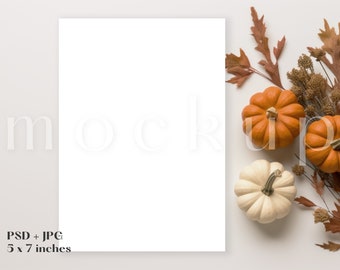 Mockup voor herfstkaarten van 5 x 7 | Mockup Halloween-pompoenkaart | Mockup Halloween-feestuitnodiging