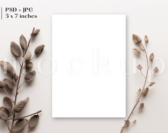 Puede incluir: Una maqueta de tarjeta blanca con una superficie en blanco, que mide 12,7 por 17,8 cm. La tarjeta se coloca sobre un fondo blanco con dos ramas secas con vainas de semillas marrones a cada lado.