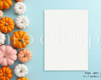 Mockup voor herfstkaarten van 5 x 7 | Mockup Halloween-pompoenkaart | Mockup Halloween-feestuitnodiging