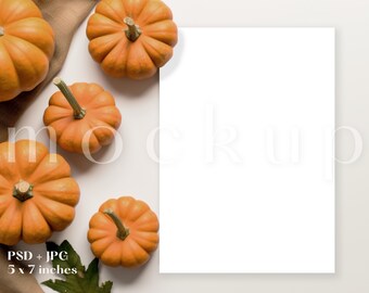 Mockup voor herfstkaarten van 5 x 7 | Mockup Halloween-pompoenkaart | Mockup Halloween-feestuitnodiging