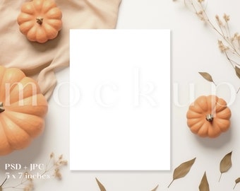 Mockup voor herfstkaarten van 5 x 7 | Mockup Halloween-pompoenkaart | Mockup Halloween-feestuitnodiging