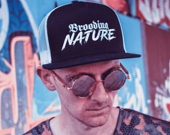 Negro / Blanco Snap Back por Brooding Nature / Trucker Cap Style