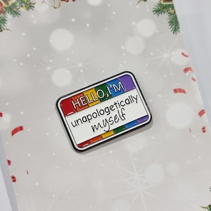 Pride "Hello I'm unapploetplated myself" Pin, LGBTQ+ Revers Emaille Pin Abzeichen, süße Brosche tolles Selbstliebe Geschenk für Lehrer, Regenbogen Design